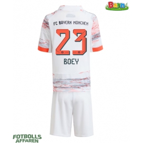 Bayern Munich Sacha Boey #23 Bortaställ Barn 2025-26 Kortärmad (+ Korta byxor)